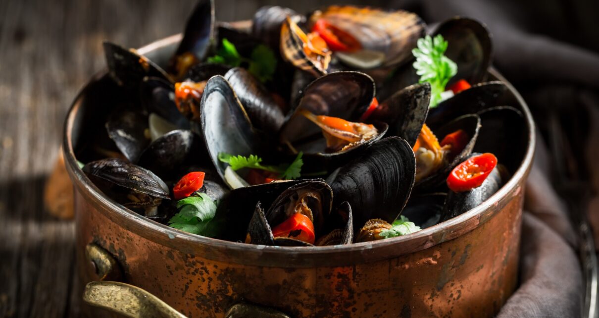 Enjoy your mussels with coriander and chili peppers