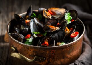 Enjoy your mussels with coriander and chili peppers