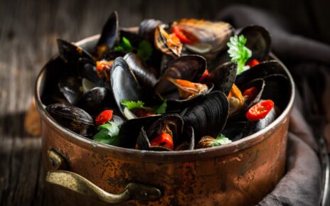 Enjoy your mussels with coriander and chili peppers