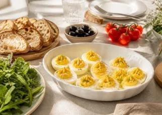 découvrez les meilleures idées d'accompagnements pour sublimer vos œufs mimosa lors de votre prochain repas et surprenez vos convives avec des saveurs délicieuses.