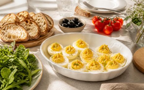 découvrez les meilleures idées d'accompagnements pour sublimer vos œufs mimosa lors de votre prochain repas et surprenez vos convives avec des saveurs délicieuses.