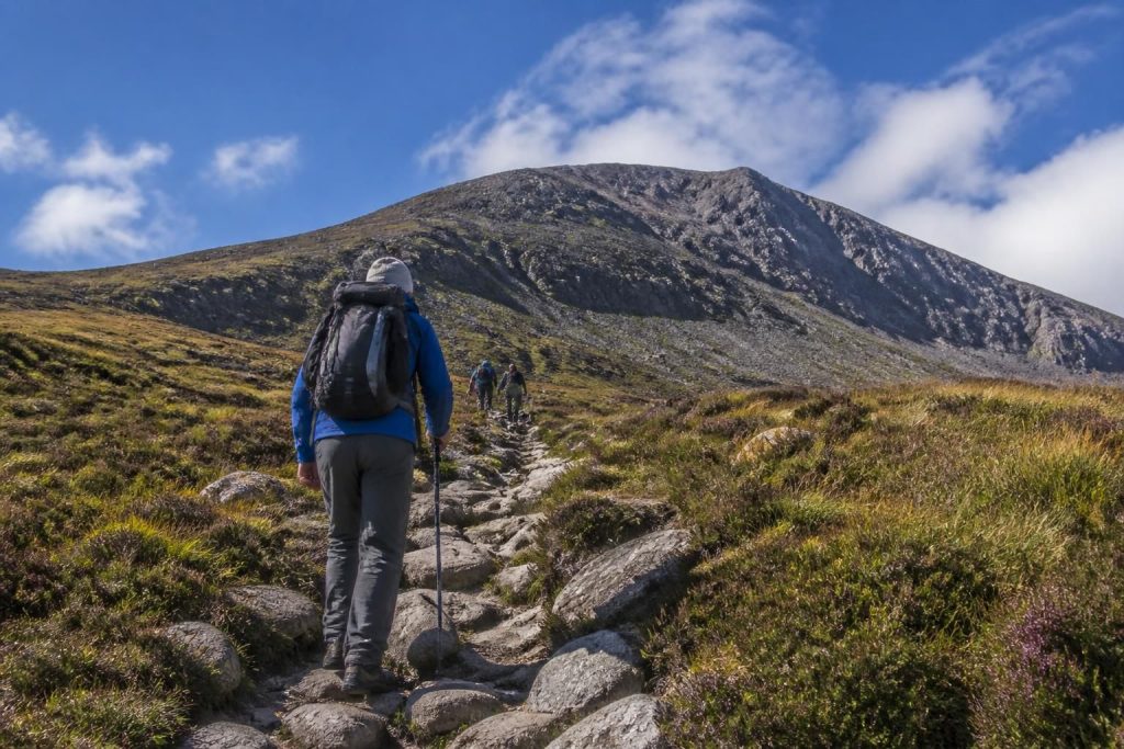découvrez nos astuces essentielles pour réussir votre randonnée au ben nevis en écosse, du choix de l'itinéraire à la préparation physique, pour une ascension en toute sécurité et mémorable.